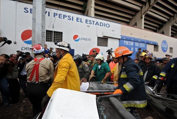 Según análisis preliminares el desprendimiento se produjo porque el estadio no ha tenido el mantenimiento adecuado en su infraestructura durante sus más de 30 años de existencia.