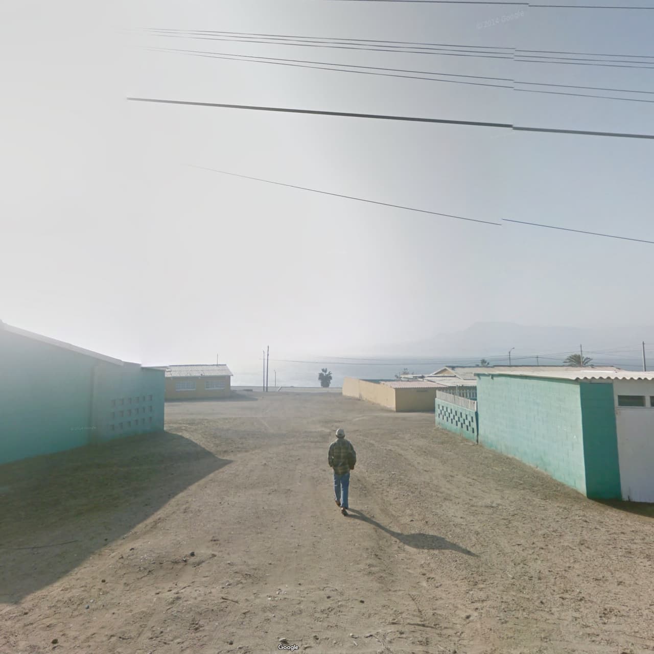 Me gustan más los pueblos pequeños alejados de las ciudades, como este, San Juan de Marcona, en Perú, porque me encanta tener una sensación de aislamiento. En las grandes ciudades hay muchos objetos que se interponen en la ruta de una buena imagen, muchos carros, mucha gente.