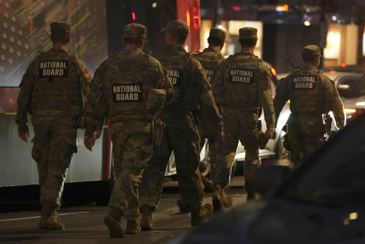 La noche del miércoles, 
<b>miembros de la Guardia Nacional no solo vigilaban, sino que también rezaron</b> frente al Centro Hospitalario MedStar Washington.