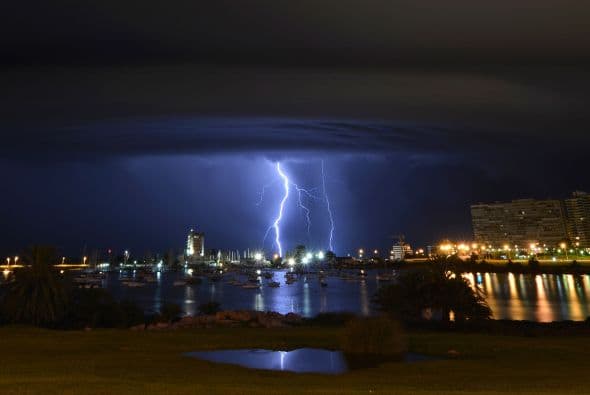 Los rayos caen detrás del Puerto de Buceo durante una tormenta en Montevideo.