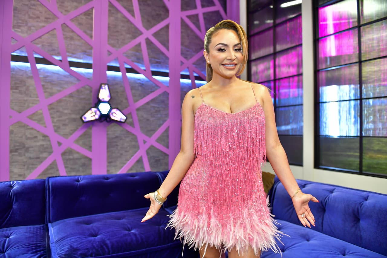 Así que mejor, instaló su micrófono y en un estudio de radio improvisado, puso a prueba a las participantes.