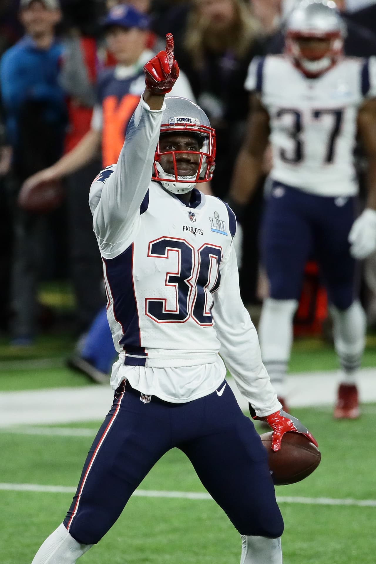 James White celebrando su intercepción en el sgundo cuarto.