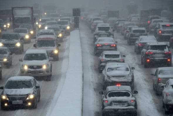 Una gran tormenta provocó que cientos de automovilistas se quedaran varados.