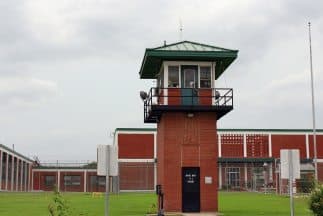 Evacúan a 4,500 presos en el sur de Texas por el paso de Harvey