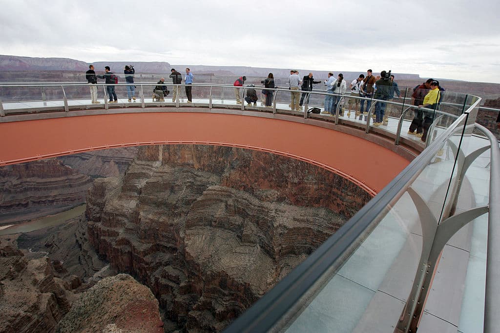 Un hombre muere tras caer más de 4,000 pies desde el mirador de cristal de Skywalk en el Gran Cañón: se investigan las causas