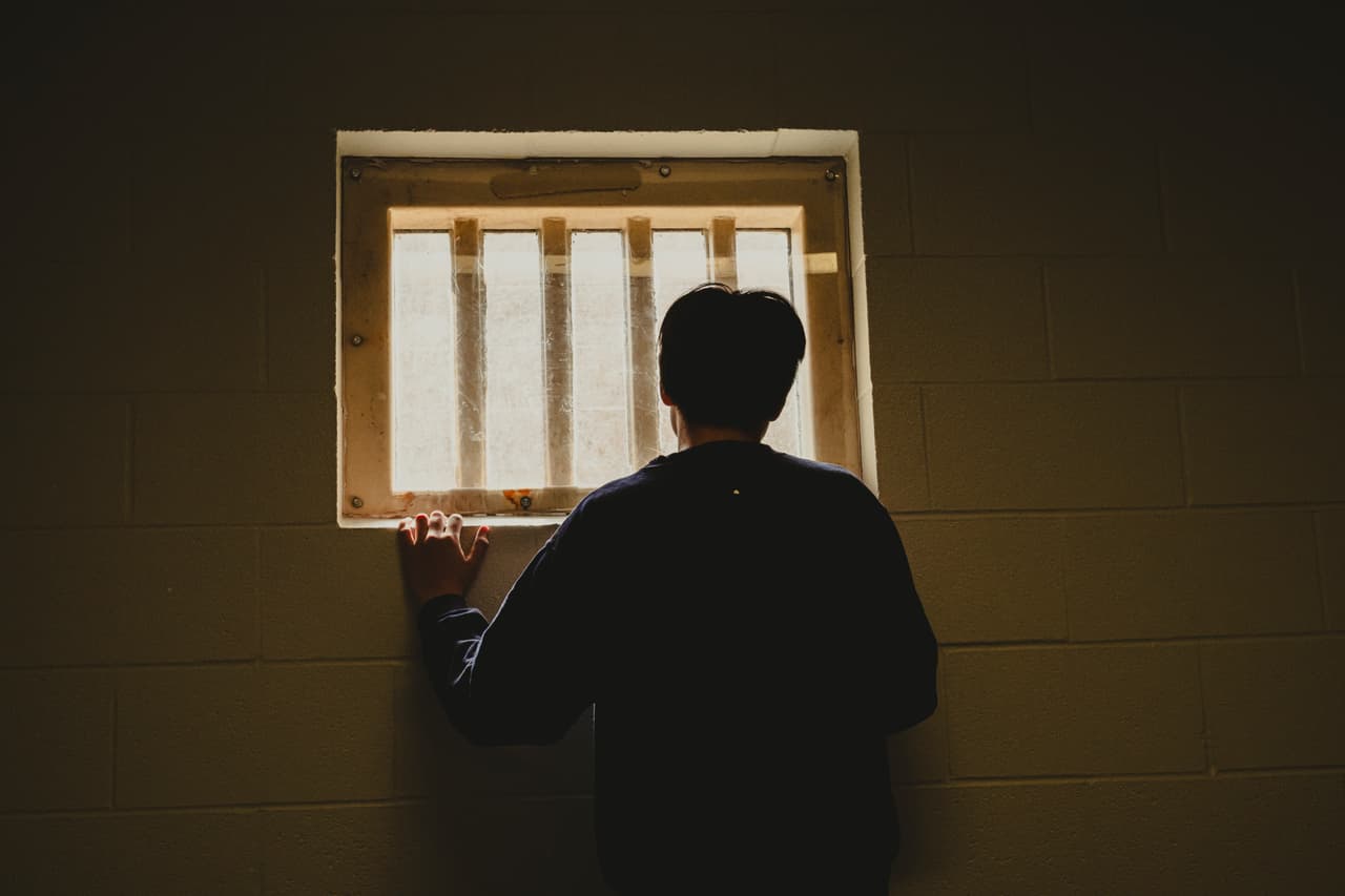 Un chico de 13 años acusado de proferir una amenaza, en su celda.