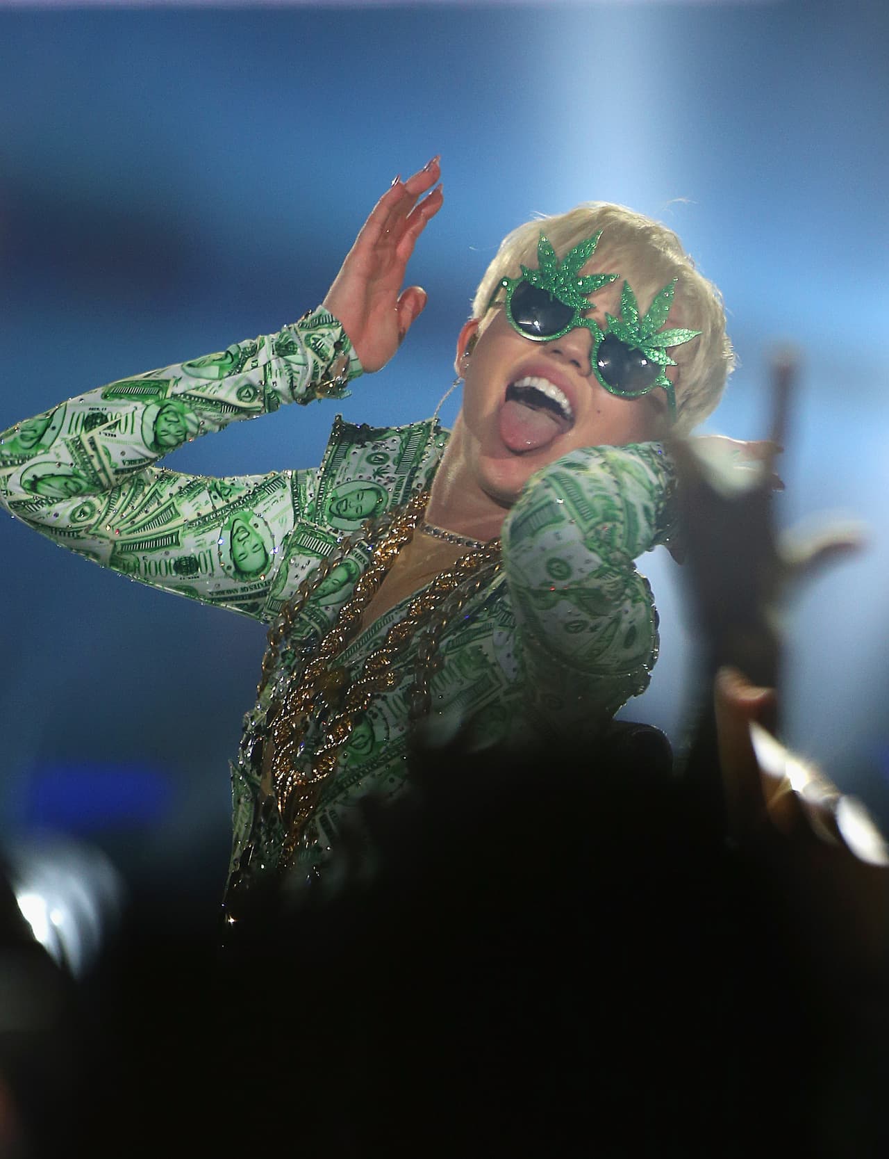 Además, Miley habló de quienes la critican, por ejemplo, cuando aparece con los senos al aire, dejando ver que es peor hablar de ella, que no decir nada al mirar a Taylor portando armas en el videoclip de 'Bad Blood'.