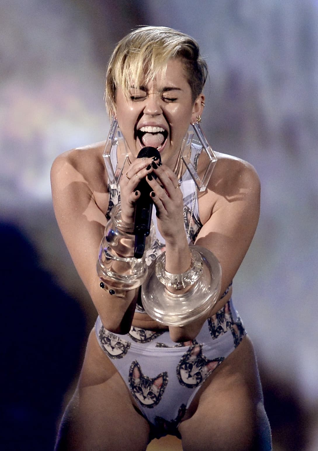 "Tuve una ruptura muy pública, muy grande, que duró más de 10 años de relación. Es como la muerte cuando pierdes un amor tan profundo, 
<b><a href="https://www.univision.com/famosos/miley-cyrus-dice-que-su-divorcio-de-liam-hemsworth-fue-la-muerte-y-describe-al-hombre-ideal-tras-ruptura-de-cody-simpson-fotos" target="_blank">se siente como una muerte</a></b>", admitió.
<br>