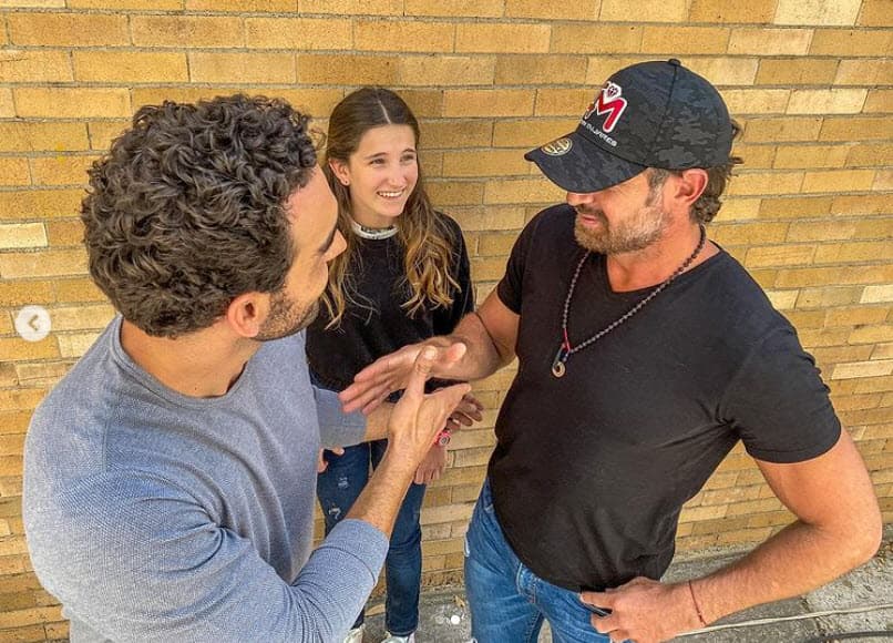 "
<b>Reunión de los papás de Sofía y Elissa</b> (en la ficción y en la vida real) en el set de 'Si nos dejan'".
<br>