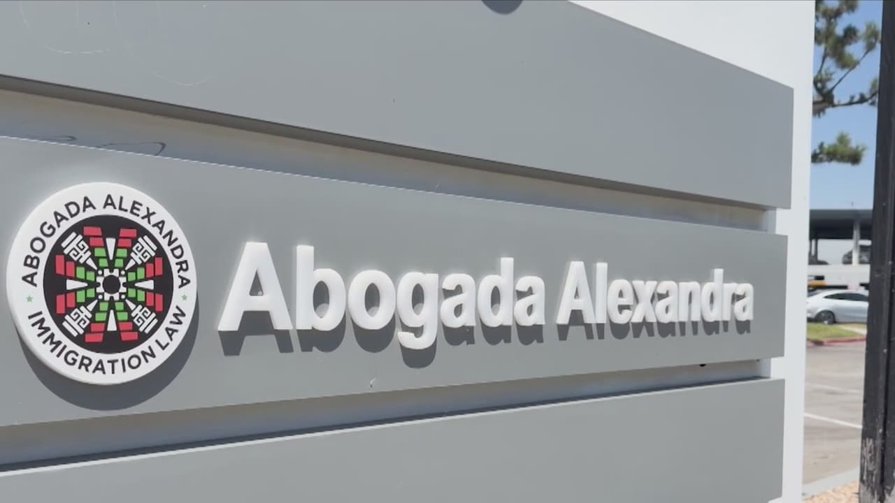 La abogada suspendida Alexandra Lozano deja en la incertidumbre a miles de solicitantes de Visa T