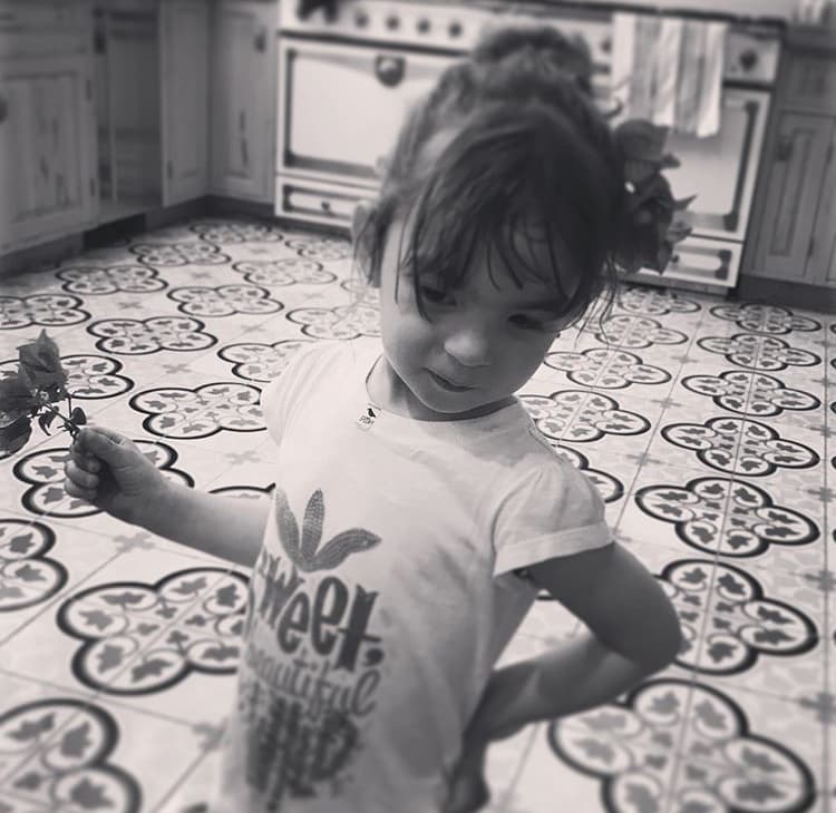 "Ay hijita, cómo me haces reír", expresó encantada la orgullosa mami.