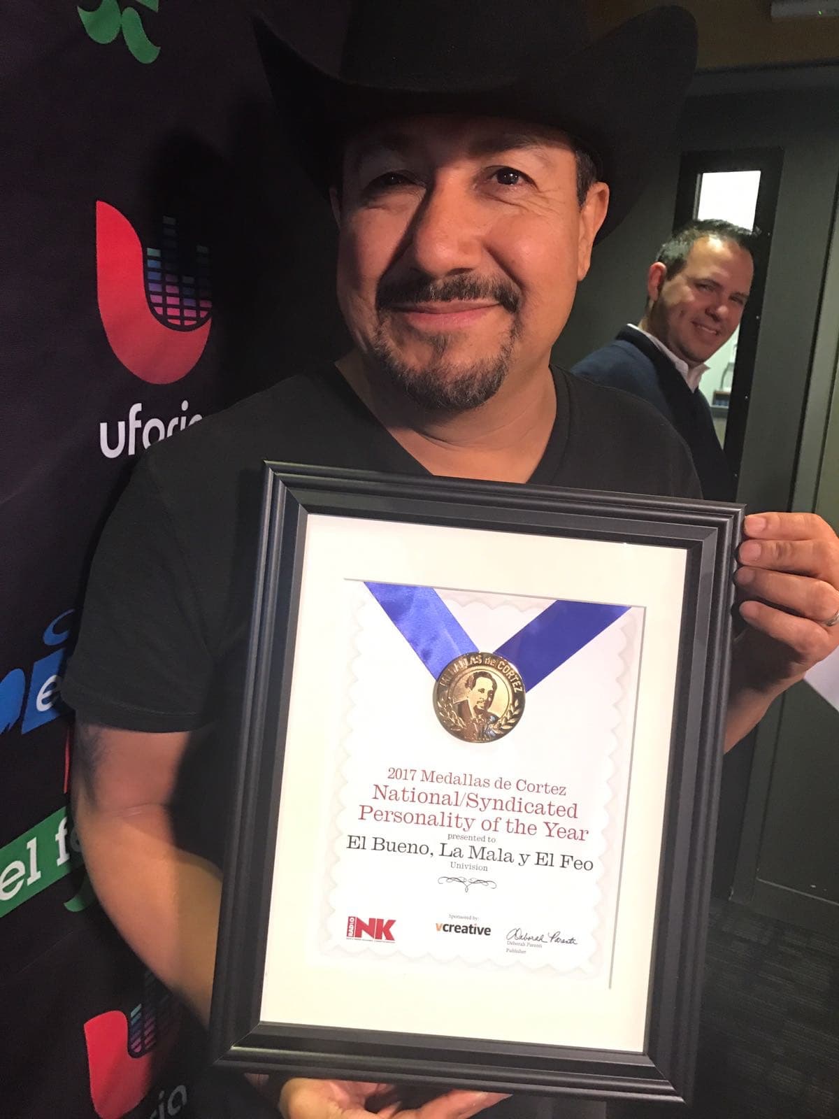 <a href="https://www.facebook.com/andresmaldonadoelfeo/">El Feo</a> con el premio en sus manos.