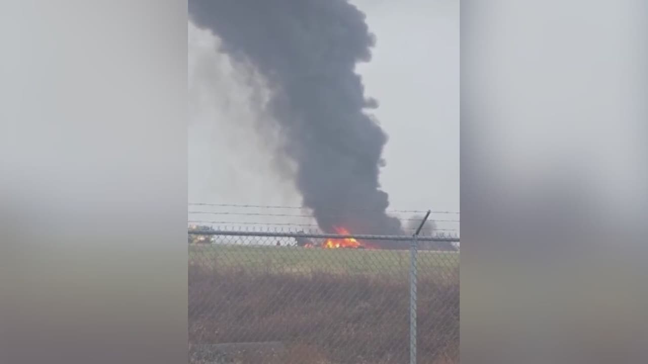 Un avión privado se estrella en un aeropuerto de Carolina del Norte: reportan varios muertos