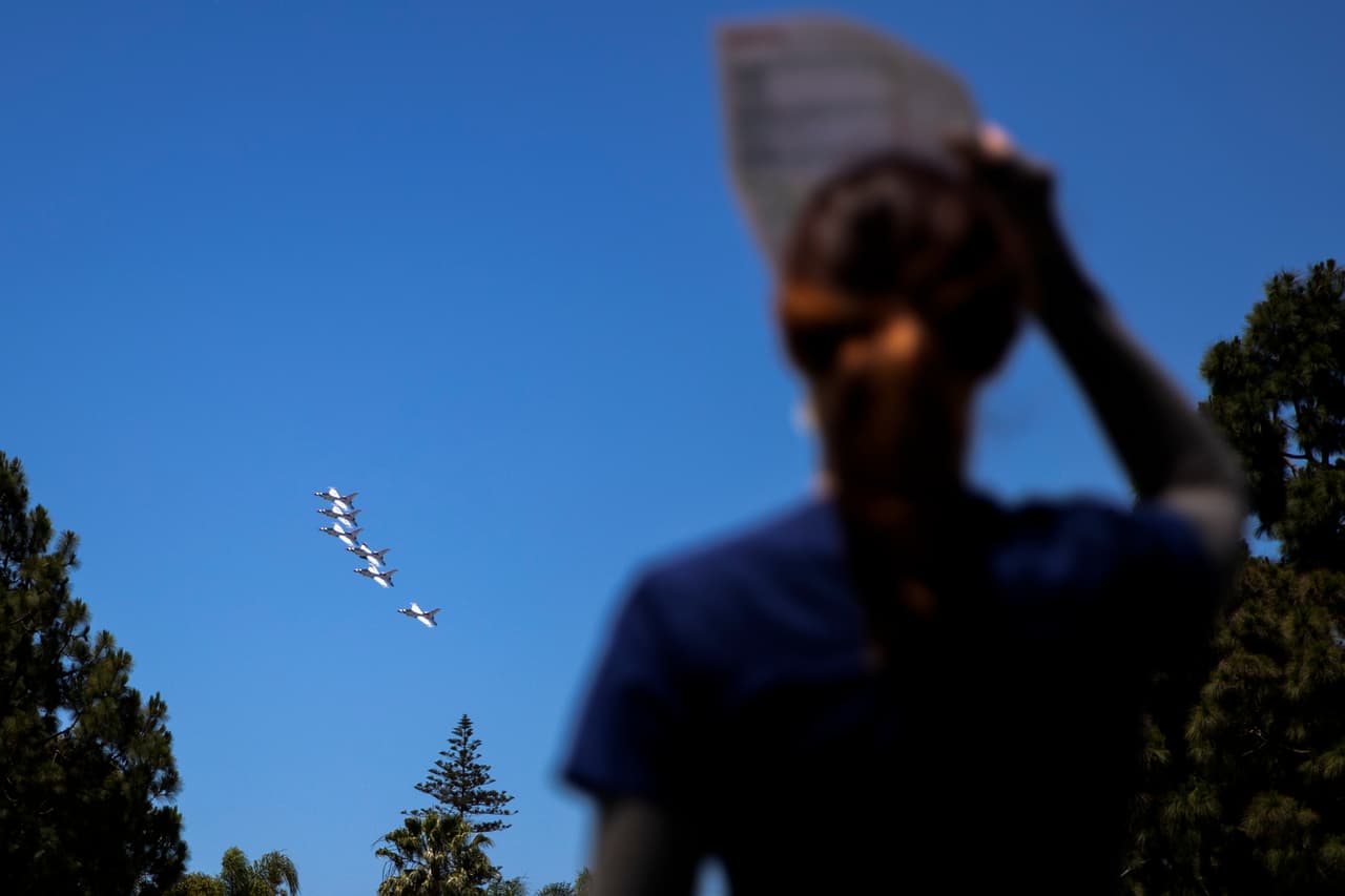 Aviones F-16C/D sobrevuelan con precisión en un espectáculo aéreo que ha pasado por diversas ciudades en todo el país y que este viernes han deleitado desde el aíre a los residentes de los condados
<b>Los Ángeles, Orange, Riverside y San Diego</b>.