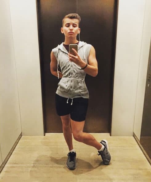 Y además, tiene una cinturita que hasta Thalía envidiaría.