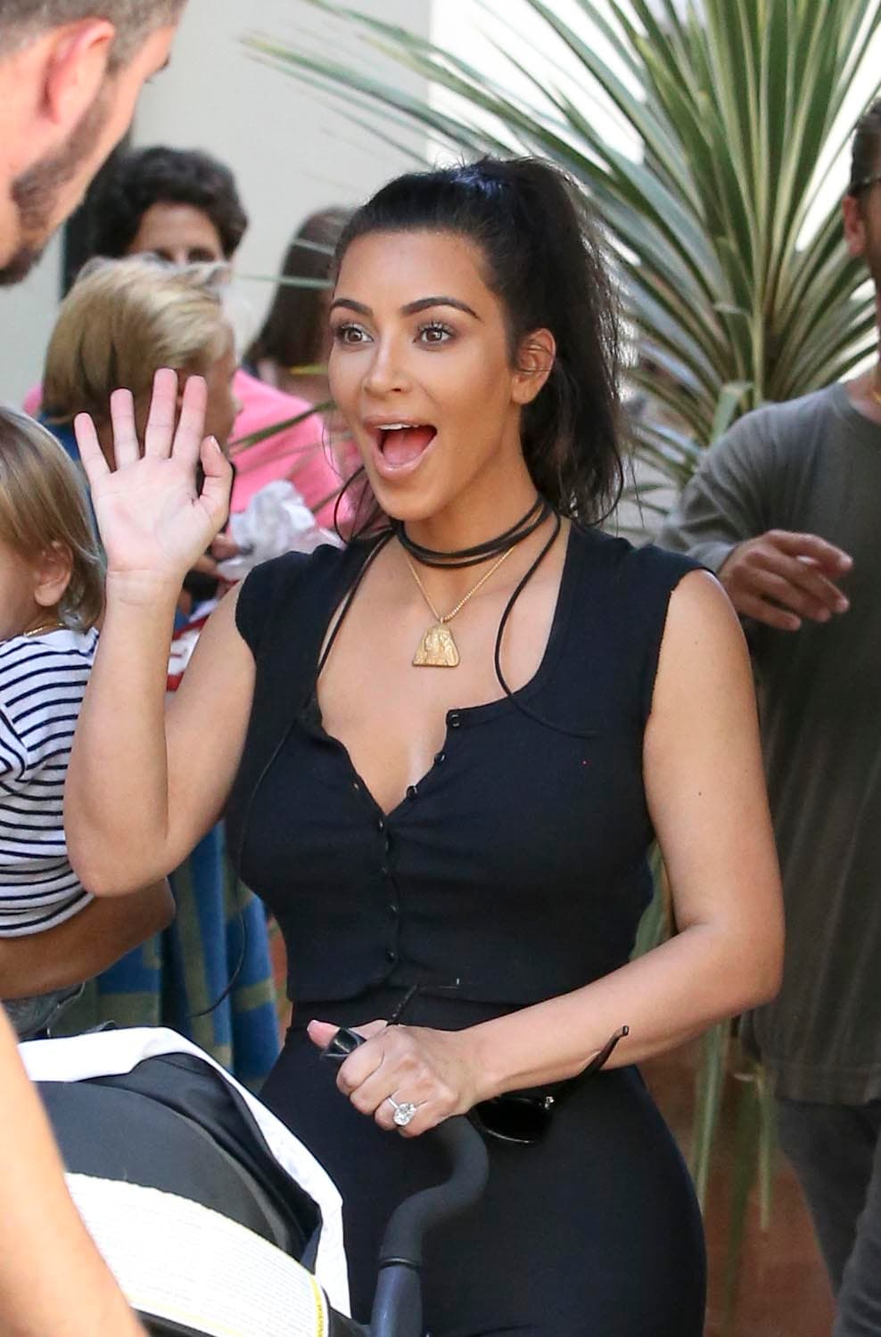 Kim estaba muy emcionada, salude y salude a sus fans.