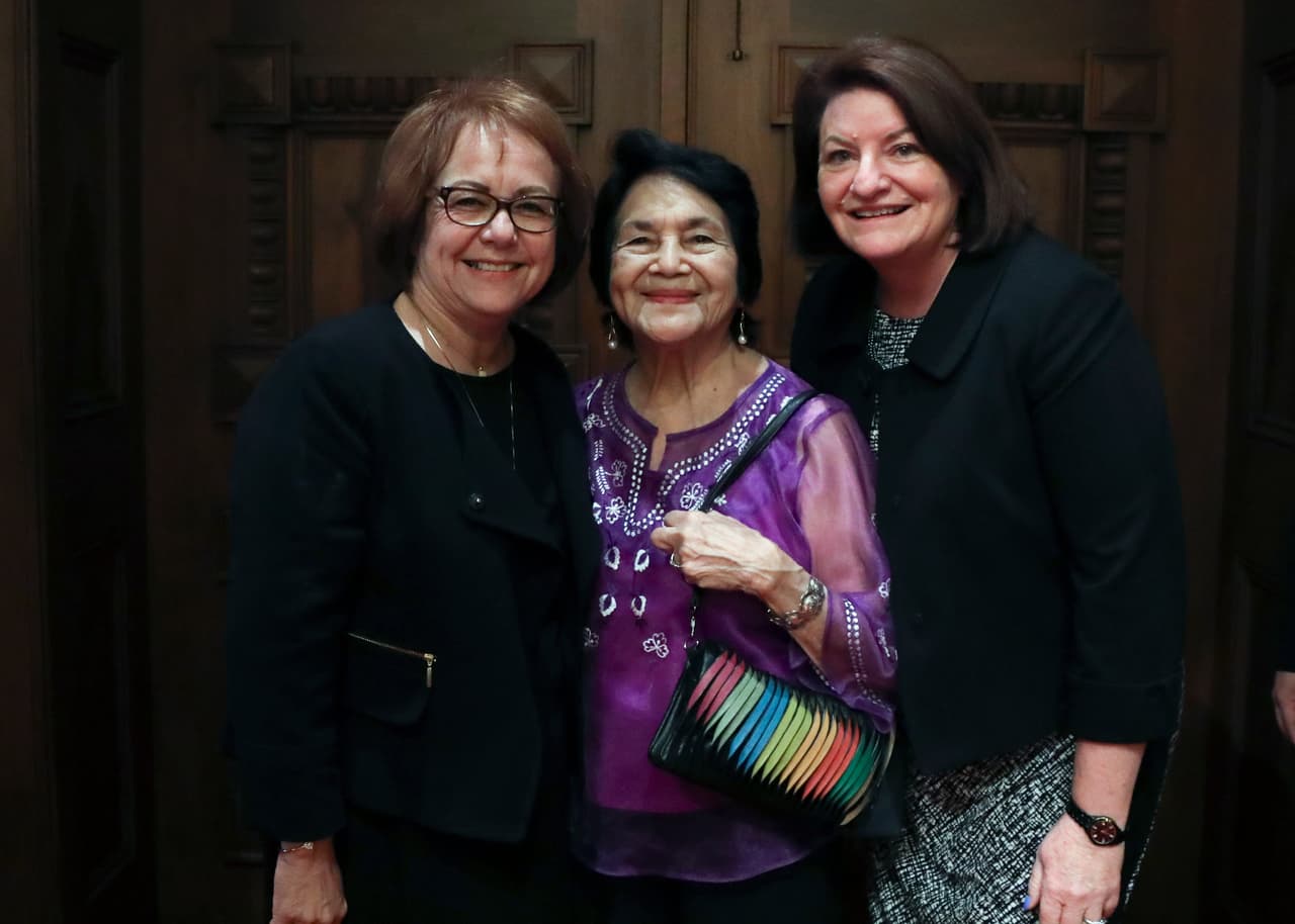 La senadora de California, María Elena Durazo, la legendaria activista por los derechos de los campesinos, Dolores Huerta (centro), y Tony Atkins, presidenta del senado estatal de California.