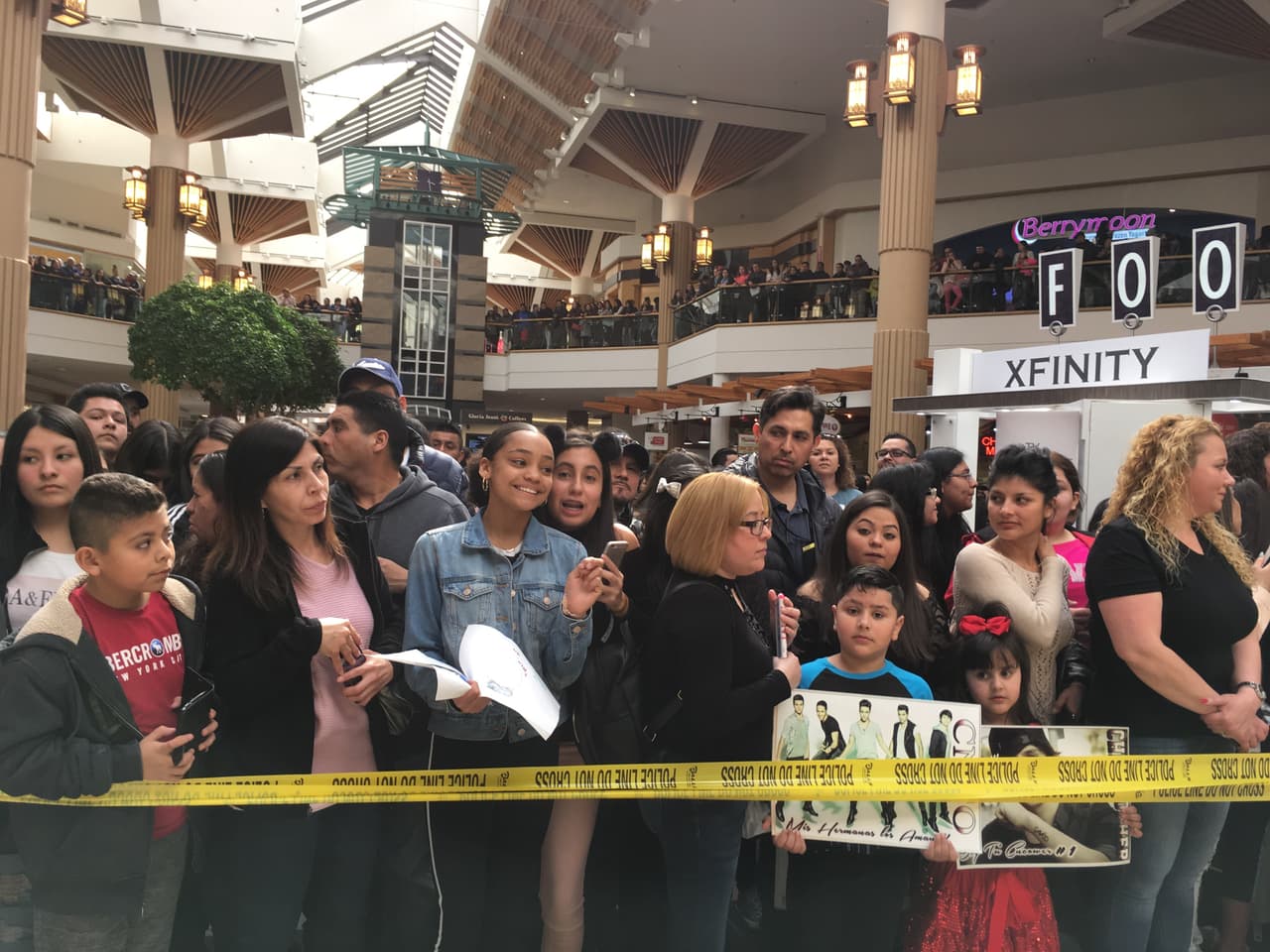 Las fanáticas de CNCO recibieron al grupo con los brazos abiertos. El centro comercial donde se realizó el meet and greet estaba llenos de fans que les esperaban desde las 5 de la mañana para tomarse una foto con ellos y conocerlos en persona.