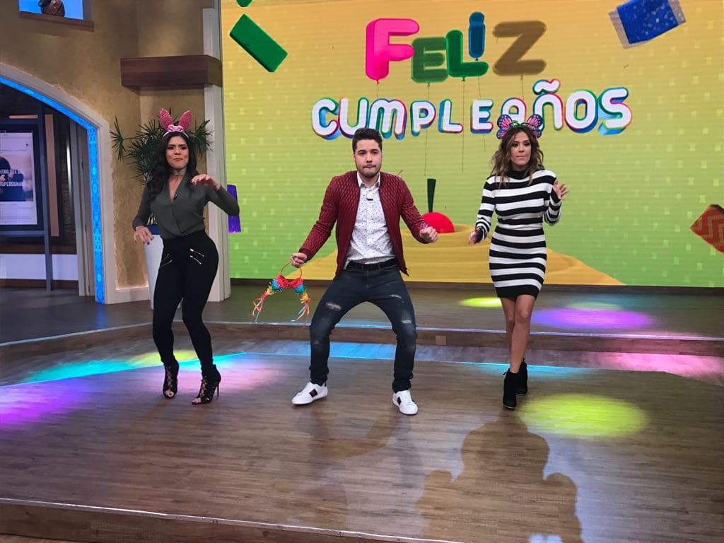 Comenzamos la mañana bailando y celebrando a los cumpleañeros.