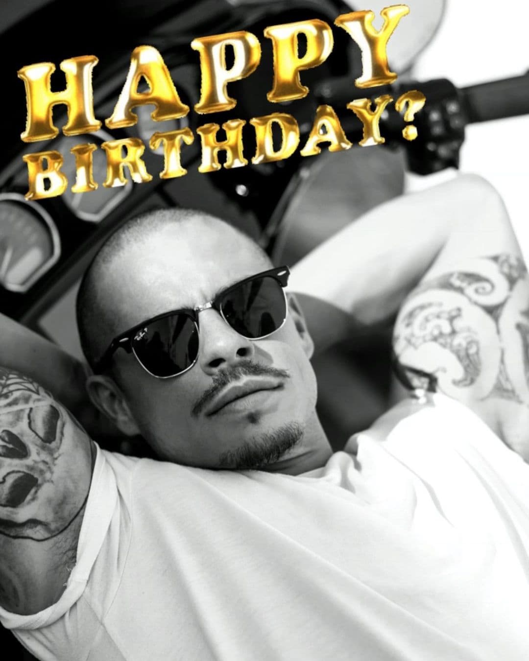 En su cuenta de Instagram público esta fotografía para compartir con sus fans que está celebrando los logros y buenos momentos que vivió el año pasado. "Año loco, por no decir menos... En un momento tan difícil en nuestro mundo, pude viajar con algunas personas increíbles y hacer cosas increíbles".