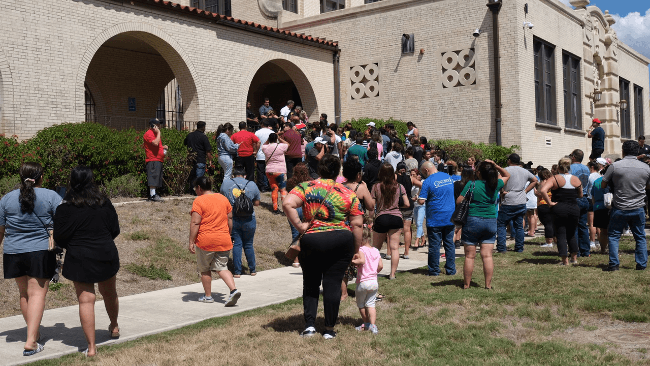 Los padres de familia llegaron a la escena y se encontraban afuera de la escuela mientras se dio una orden por cierre preventivo, en el cual nadie puede salir ni entrar del plantel.