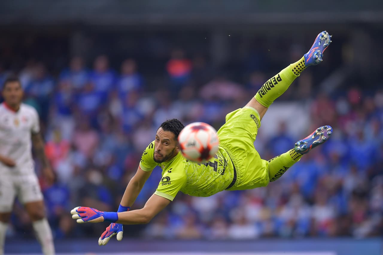 Cruz Azul sufrió pero logró derrotar al campeón que vio como le anulaban dos goles y terminó encima de los Cementeros.