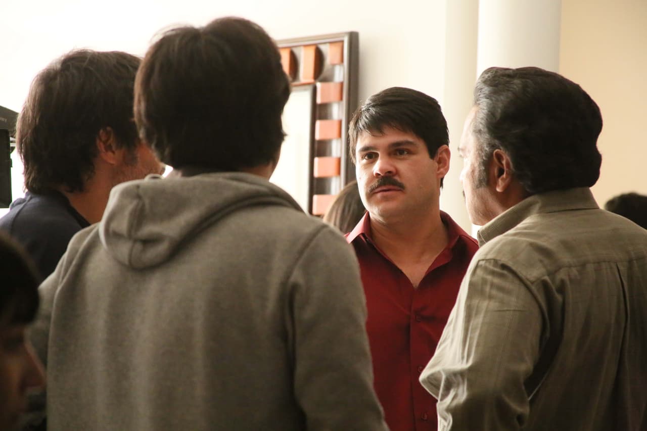 Aquí vemos a Marco de la O muy concentrado y a punto de encarnar a Joaquín 'El Chapo' Guzmán.