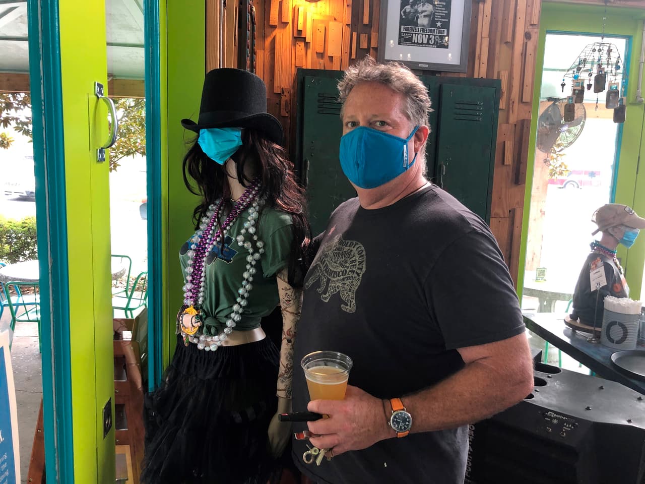Brack May posa con un maniquí que porta una mascarilla en el interior de
<a href="https://www.cowbell-nola.com" target="_blank">Cowbell</a>, su restaurante, en Nueva Orleans, Louisiana. El restaurante de May se encuentra entre los primeros en Nueva Orleans en exigir una prueba de
<a href="https://www.univision.com/temas/vacunas">vacunación</a> contra covid-19 para los comensales en el interior. Dijo que algunos clientes se han enojado por el requisito, pero otros lo reciben con agrado. "Ya pasamos por el peor de los desafíos, cuando cerramos el interior el año pasado", afirmó. "Aquí vamos a adelantarnos a la curva".