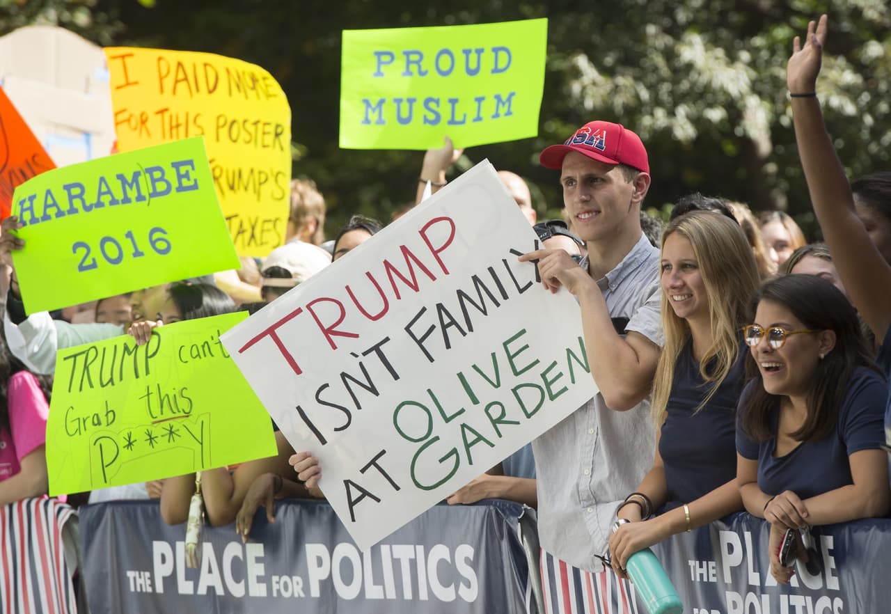 Personas han manifestado en la tarde antes del segundo debate presidencial, en el campus de la universidad Washington.