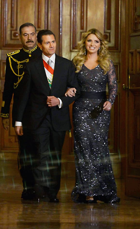 También salió en su defensa tras las críticas que recibió cuando fue Primera Dama de México, incluso, habló de los comentarios que hizo Kate del Castillo donde señaló a la actriz de no haber hecho "nada" durante su cargo.
<br>