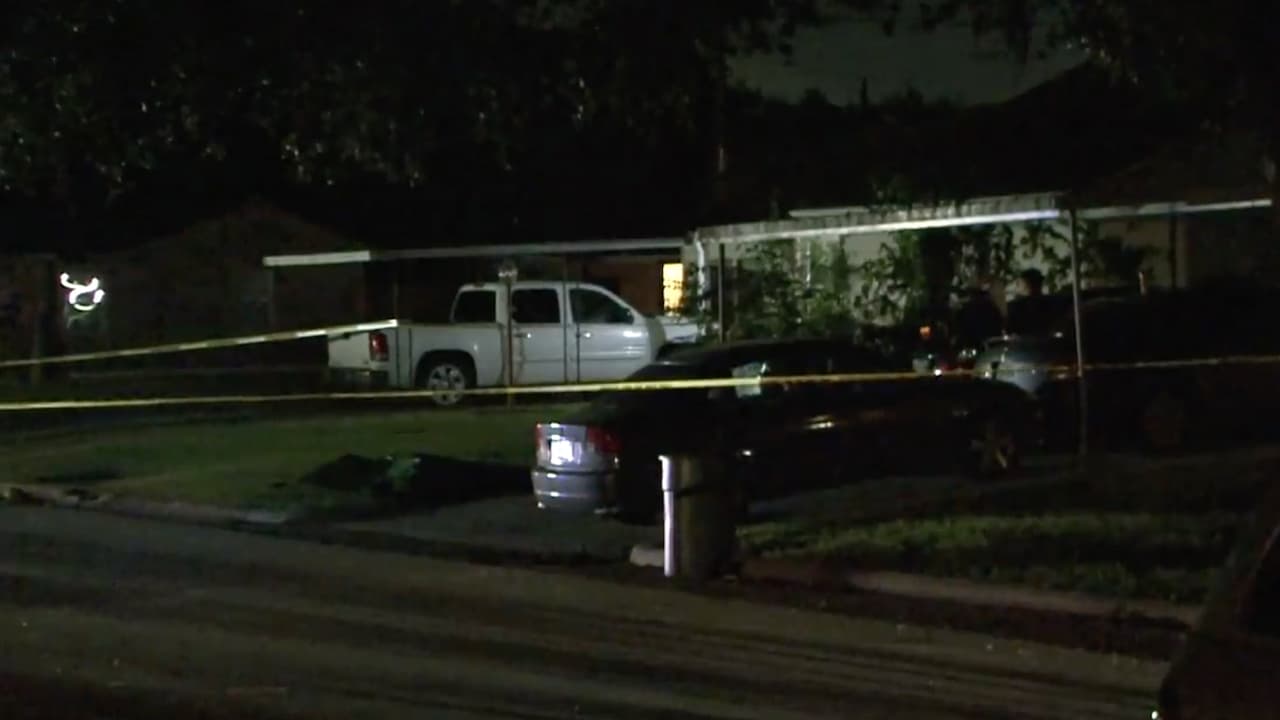 Las autoridaades indicaron que el joven no vivía en la casa donde se encontró su cuerpo y creen que el caso podría estar relacionado con otro tiroteo. La investigación continúa.