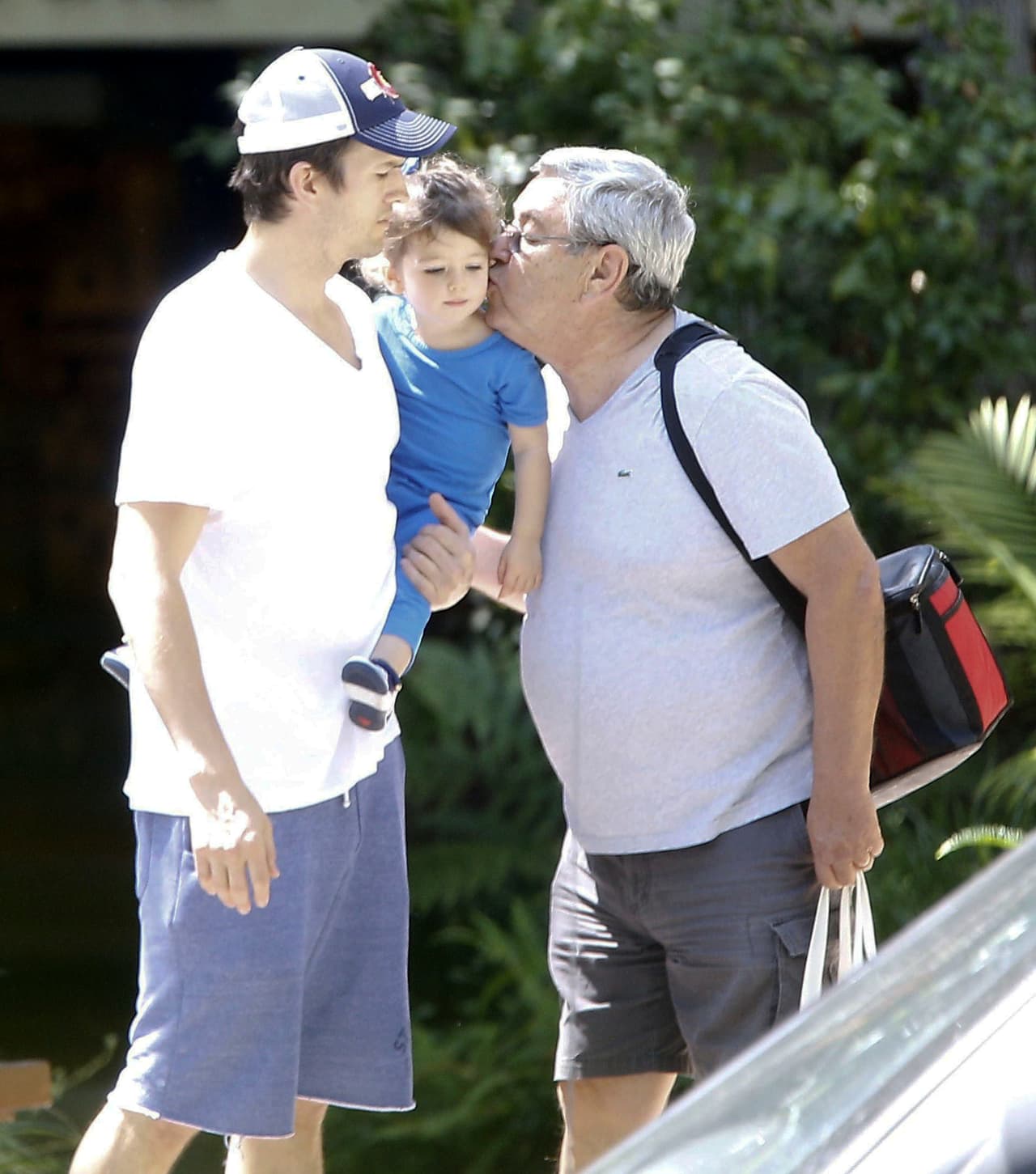 ¡Y le dio un lindo besito en la mejilla!