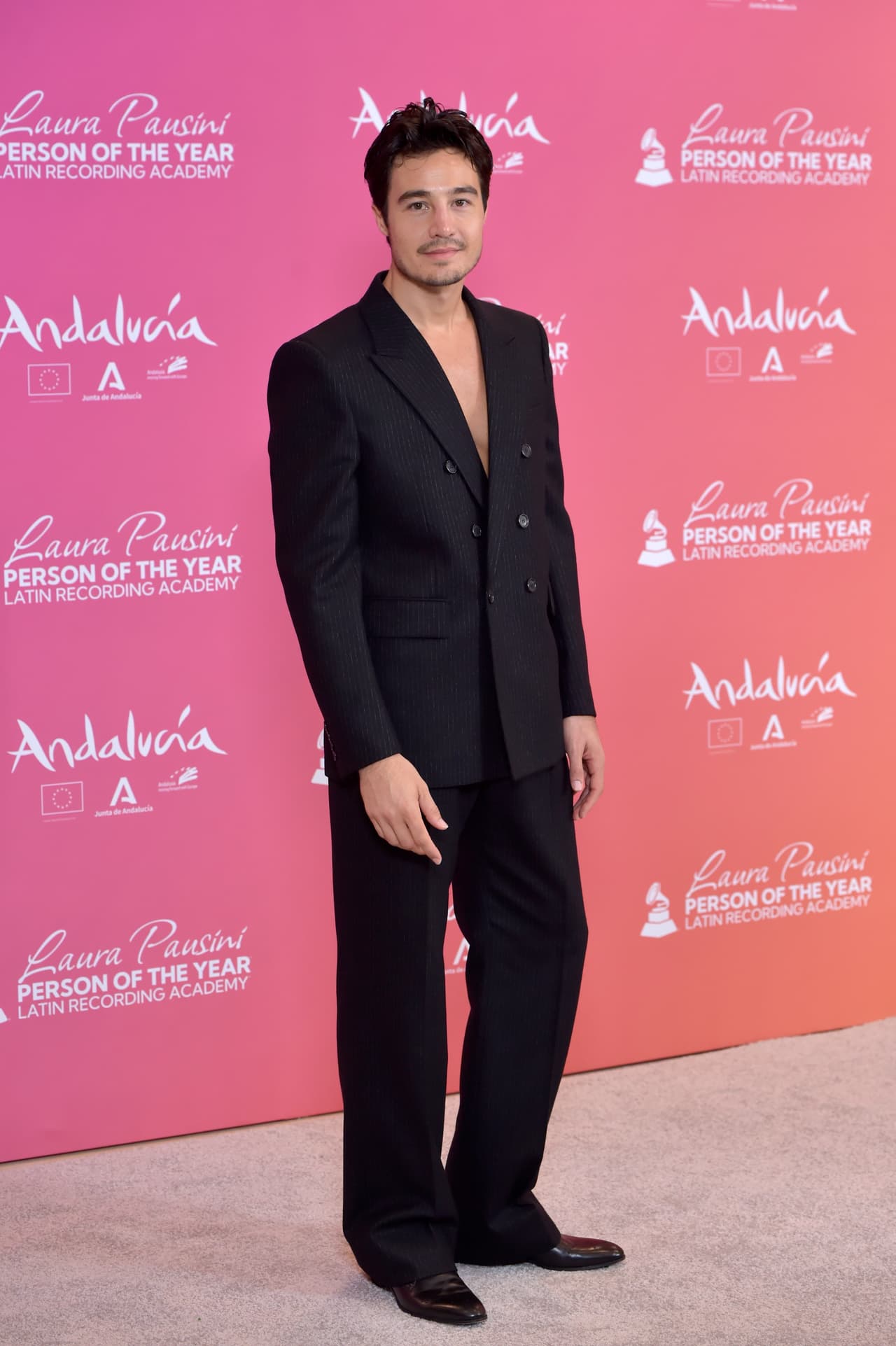 Tiago Iorc nominado a Mejor Álbum de Música Popular Brasileña acudió a la cita para homenajear a Laura Pausini.