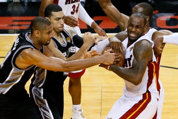 Habrá séptimo juego entre los Spurs y los Heat (30 fotos) ¡Locura total! Un juego electrizante, inolvidable, donde ambos equipos dieron una demostración inolvidable en el American Airlines Arena, manteniendo en vilo a los fanáticos en San Antonio y en Miami, primero durante los 48 minutos regulares y después en los 5 minutos de OT. .Tim Duncan, con una clásica demostración durante todo el partido, anotó más tantos en la primera mitad que la combinación de los 3 de Miami, Wade-James-Bosh 25/21, facilitando que los Spurs dominaran al Heat hasta comenzar el cuarto período, cuando Miami llevo a cabo un cambio de jugadores. Cuando solo faltaban 5 segundos para coronarse campeones los San Antonio Spurs, el incomparable Ray Allen empató el partido con un tiro de 3 puntos, forzando el OT. Con 1:43 en el reloj, LeBron James (triple/doble, 32 puntos, 11 asistencias y 10 rebotes) encaramó al Heat 101-100, y al concluir el OT, de nuevo Allen realizó una formidable jugada defensiva, dando dos puntos más al Heat, que terminó, a pesar de los umpires y para desconcierto de los comentaristas que daban el cetro a San Antonio, 103-101 sobre los Spurs. .