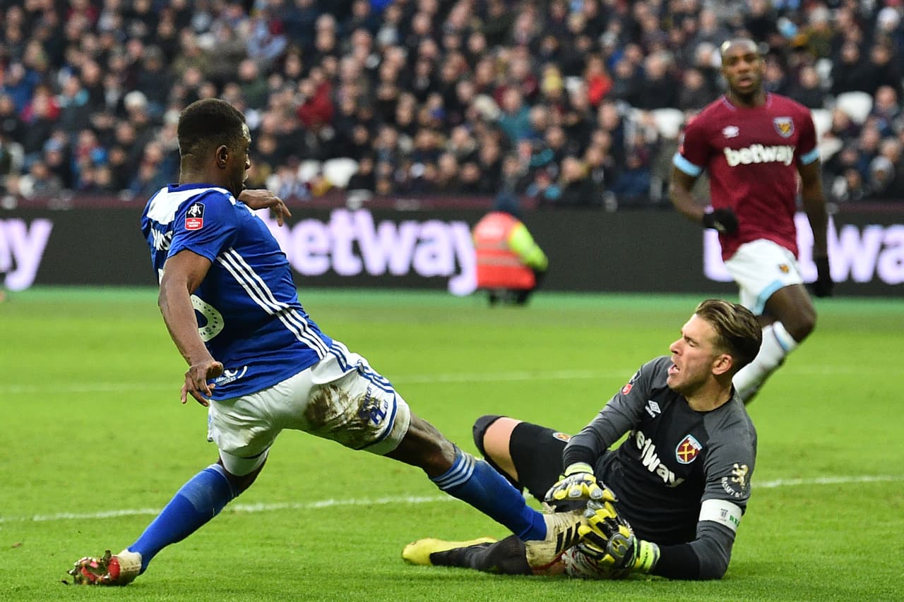 En la segunda mitad, con un Birmingham mucho más decidido a ir por el empate, el portero Adrian tuvo algo más de trabajo.