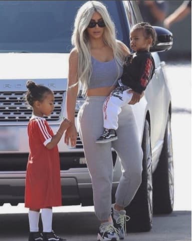 Hasta el momento ella no ha publicado nada en sus redes sociales sobre su cumpleaños 37, seguramente pasará la tarde con sus dos pequeños hijos North y Saint West.