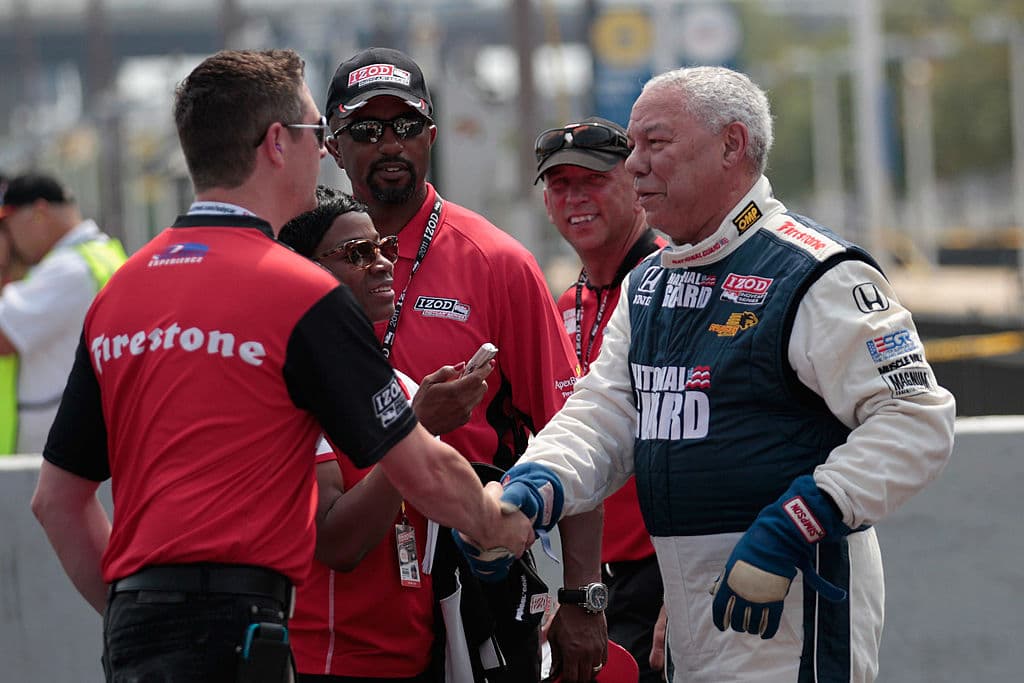 Powell (derecha) saluda después de dar una vuelta alrededor de la pista antes del inicio de la IZOD IndyCar Series Baltimore Grand Prix el 4 de septiembre de 2011 en Baltimore, Maryland.
