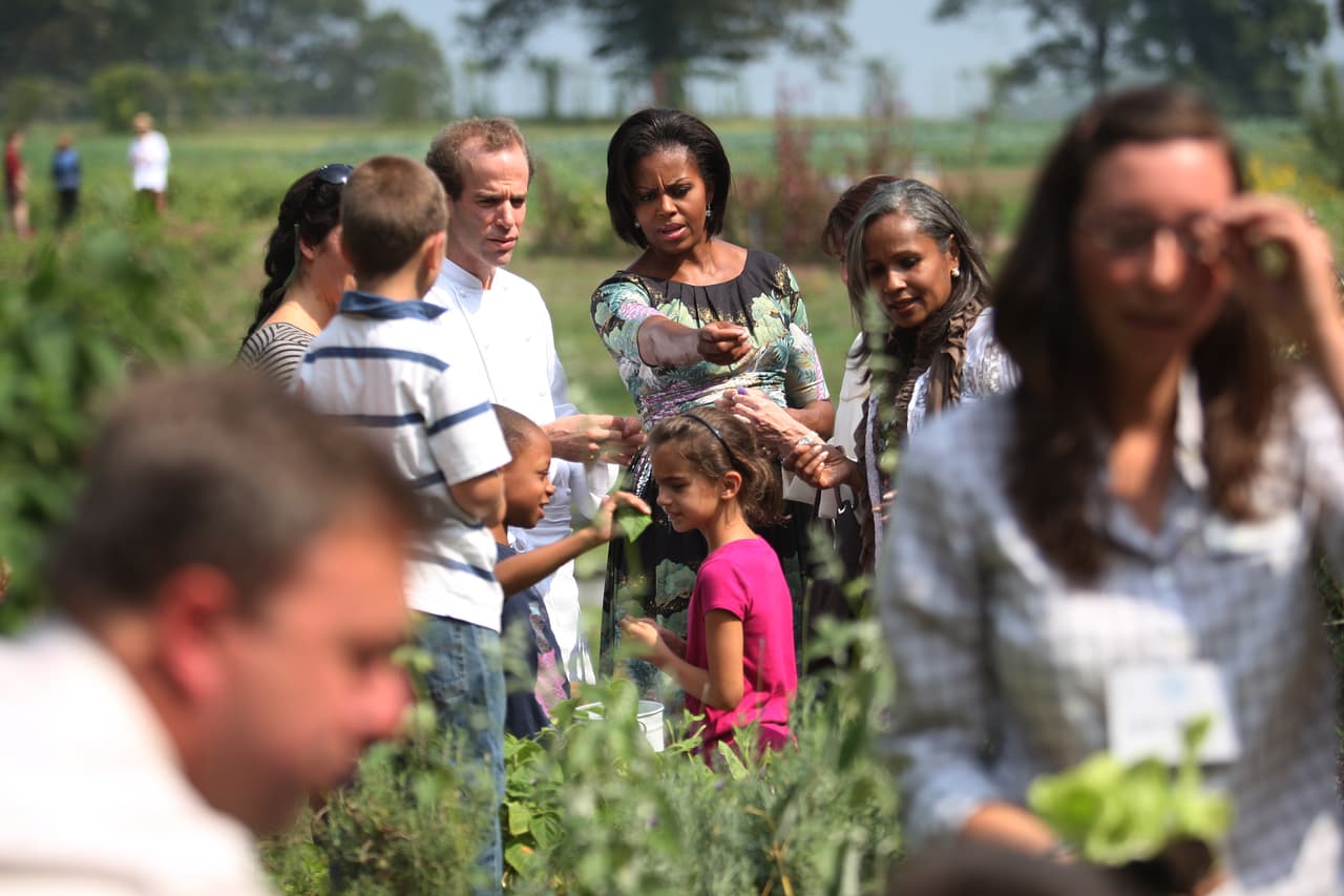 El chef Dan Barber es uno de los principales impulsores del aprovechamiento de la comida y de la tendencia 'de la granja a la mesa'. Aquí, con la ex primera dama Michelle Obama.