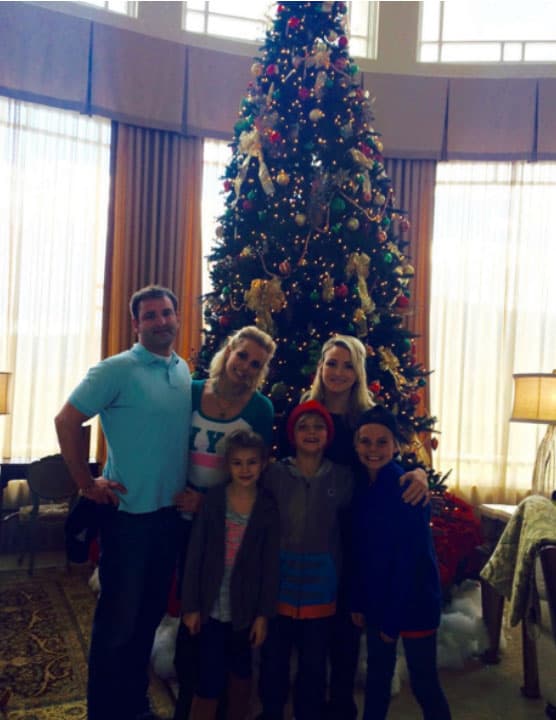 Britney Spears y su hermana celebraron en familia frente al arbolito.