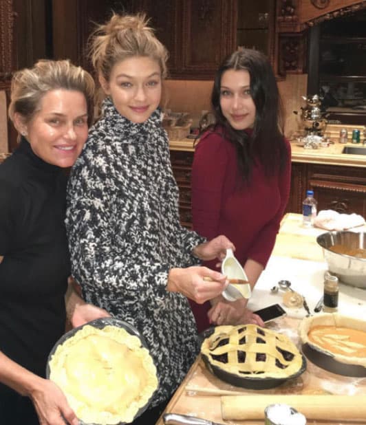Las modelos Gigi y Bella Hadid cocinaron con su mamá.