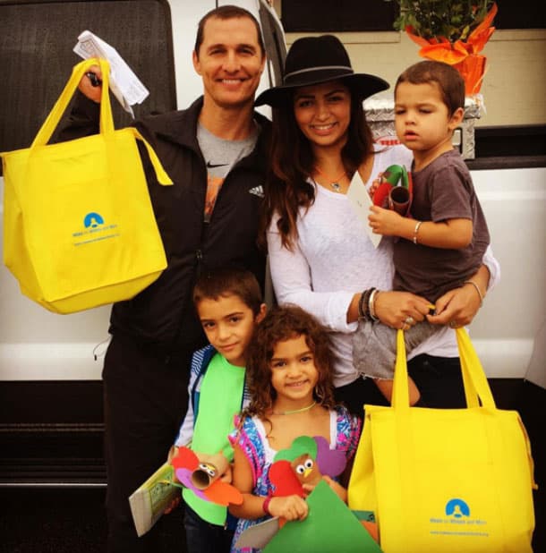 Matthew McConaughey y Camila Alves repartieron comida a los necesitados.
