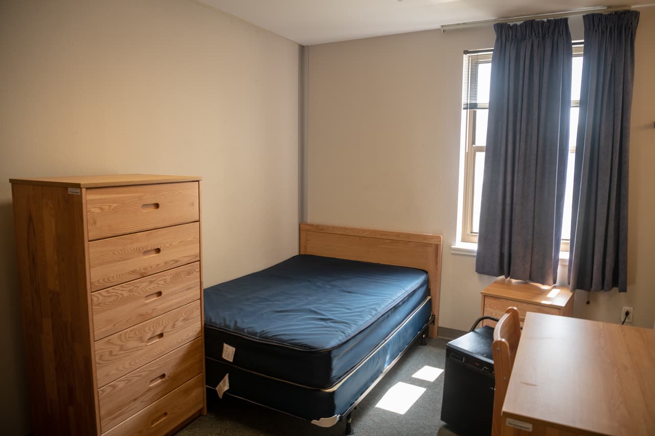 Los niños reciben alojamiento, comidas, lavandería, actividades recreativas y acceso a servicios médicos.