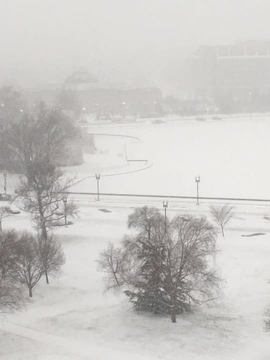 La perspectiva de Washington vista desde una ventana.
