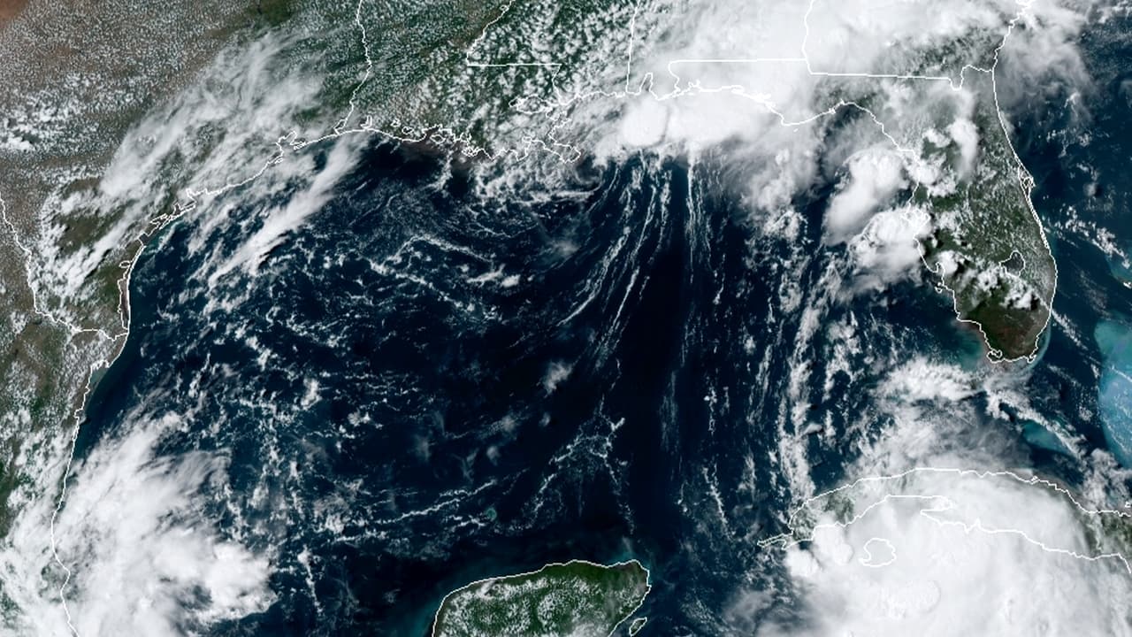 Louisiana es golpeada por Marco y ahora se prepara para Laura, que cobró fuerza de huracán