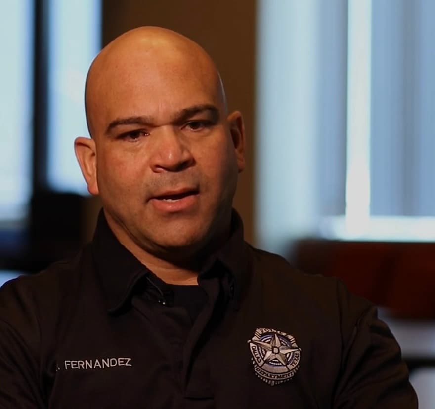 Por si fuera poco, del agresor no se tiene información alguna, aunque las autoridades aseguran que tienen pistas que las acercan a su detención. “Estamos trabajando duro para dar con este tipo de conductores irresponsables porque no vamos a tener ningún tipo de tolerancia”, contó el vocero de la policía de Dallas, Juan Fernández, quien explicó que el sospechoso podría pasar hasta 99 años en prisión o ser condenado a la pena capital.
<br>