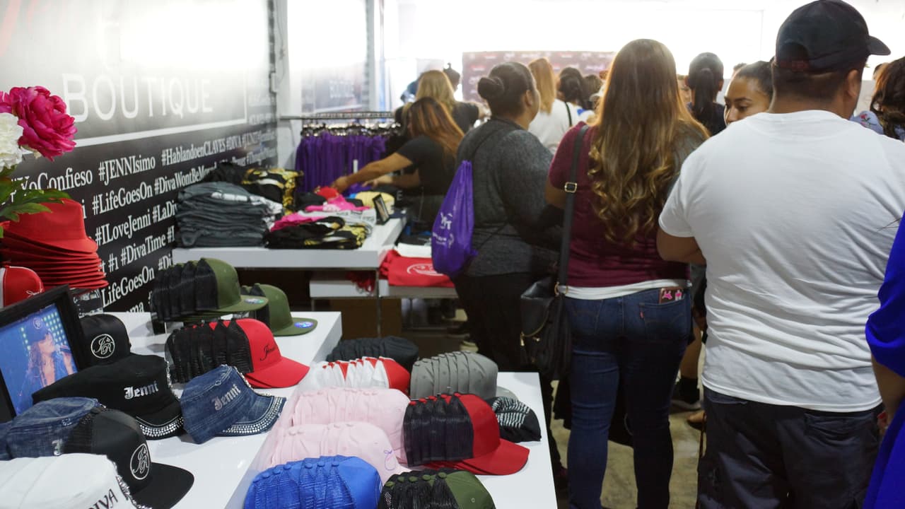 Chiquis, Rosie, Juan, Jacquie, Jenicka y Johnny Rivera celebran la apertura de 'Jenni Rivera Boutique' en Los Ángeles.