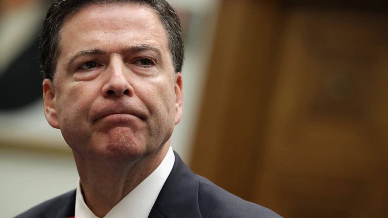 El director del FBI se "insubordinó" y violó los protocolos en el manejo de la investigación de los correos de Hillary Clinton