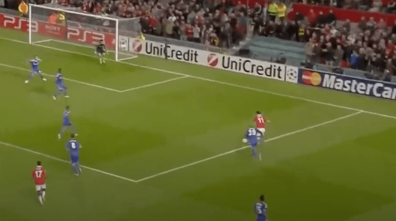 Antes del descanso, al minuto 43, Ryan Giggs escapó de un defensor.