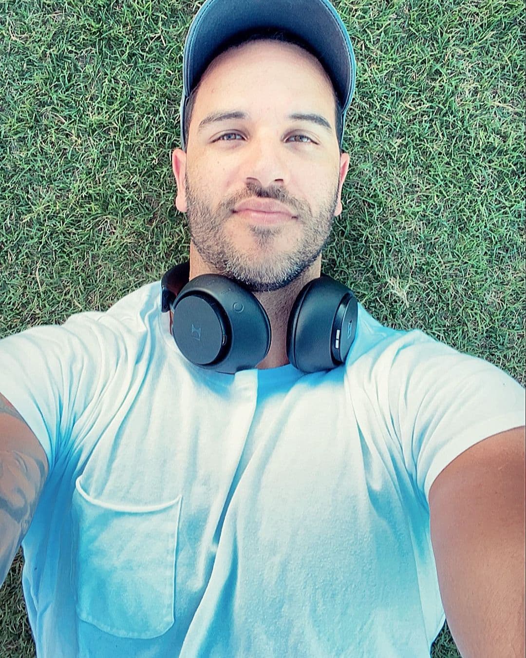 Suele acompañar muchas de sus actividades cotidianas disfrutando de sus canciones favoritas.