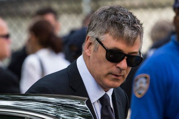 Familiares y amigos de James Gandolfini se dieron cita el día de hoy en la Catedral de San Juan el Divino, en Manhattan, para darle el último adiós al actor quien perdió la vida en Roma, Italia, mientras disfrutaba de unas vacaciones al lado de su hijo Michael. A la ceremonia asistieron poco más de 500 personas y sus amigoas más cercanos dedicaron palabras emotivas al actor de la serie “The Sopranos”. Aquí los videos más chismosos.